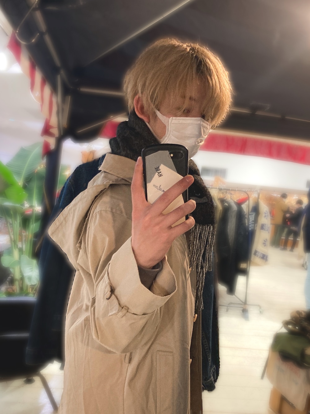 「おしゃれさんと繋がりたい、秋冬コーデ、トレンチコート、フードコート、古着屋、古着好きな人と繋がりたい、古着コーデ、あったかコーデ、マフラー、スマホケース、ハンドメイド、シンプルコーデ、低身長」｜「BEAMSのBEAMS / カシミヤ リバーシブル マフラー（マフラー、ブラック系）」を使った、Sohさん（メンズ・166cm）の冬コーディネートの1枚目の写真