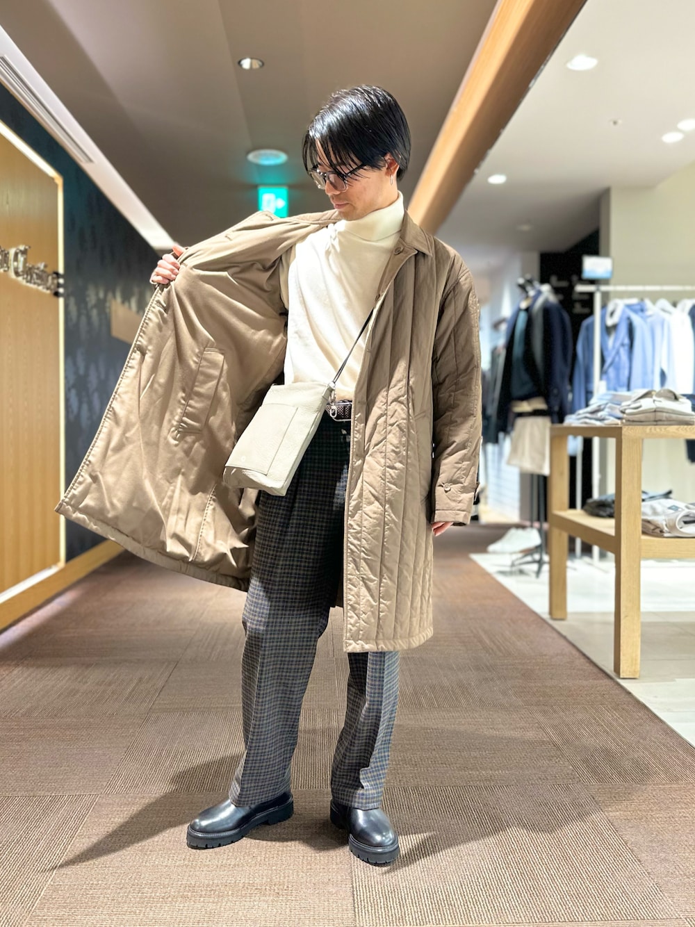 「メンズファッション、秋冬コーデ、オトナカジュアル、休日スタイル、お出かけコーデ、ステンカラーコート、リバーシブル、タートルネック、ショルダーバッグ、ワイドパンツ、ブーツ、abahouse、RECENCY OF MINE、waku、alfredoBANNISTER」｜「RECENCY OF MINEのウール カシミヤ ハイゲージ タートルネック ニット（ニット/セーター、ホワイト系）」を使った、k.tsukaharaさん（メンズ・164cm）の冬コーディネートの1枚目の写真