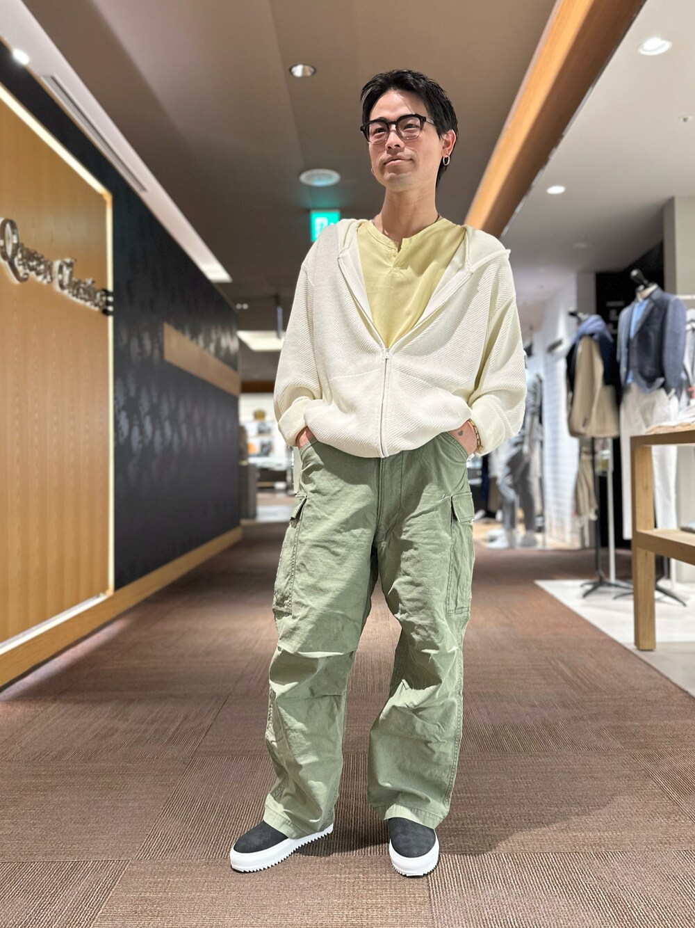 「夏コーデ、通学コーデ、アースカラー、ストリートコーデ、スニーカーコーデ、パーカー、カーゴパンツ、スリッポン、abahouse、master&co、alfredoBANNISTER」｜「MASTER&Coの【MASTER＆CO】 6ポケット カーゴパンツ ベルト付き（カーゴパンツ、グリーン系）」を使った、k.tsukaharaさん（メンズ・164cm）の夏コーディネートの1枚目の写真