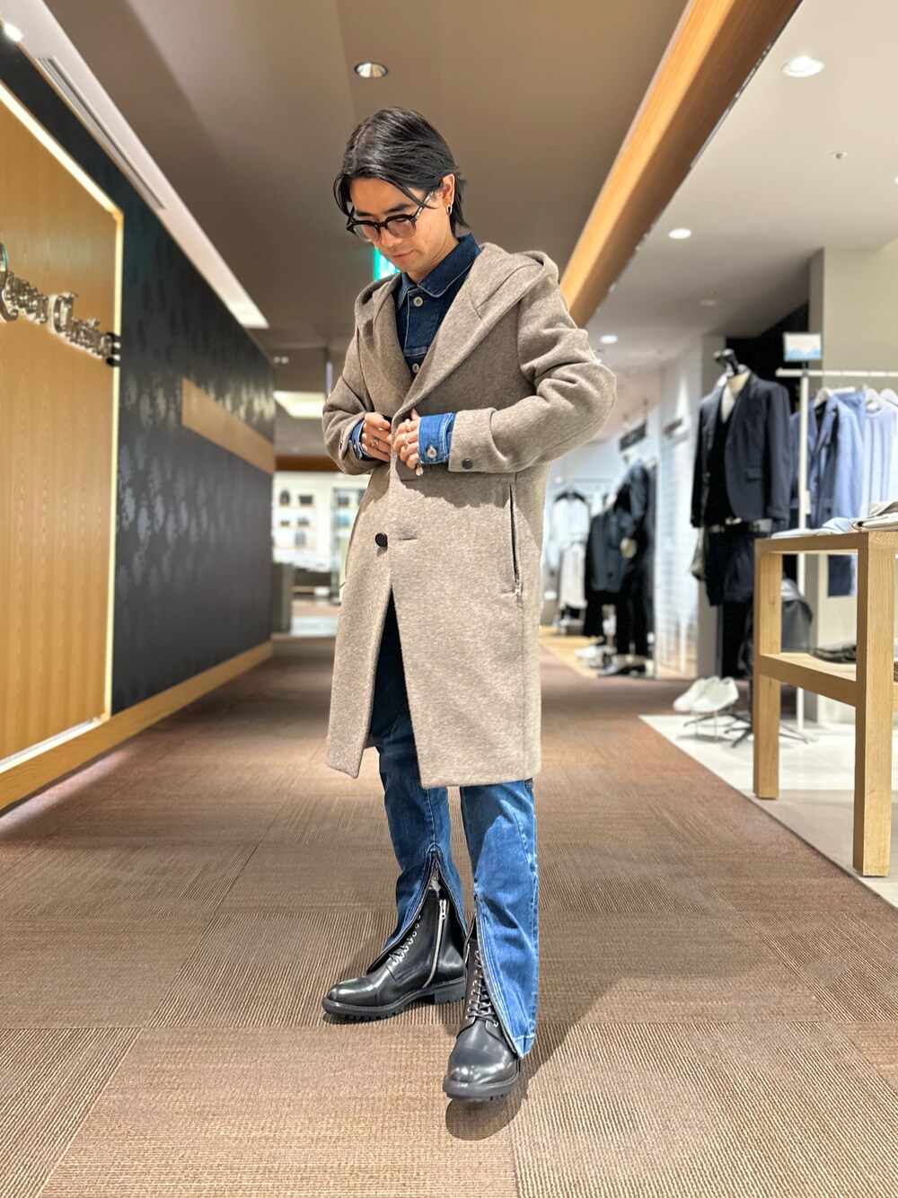 「メンズファッション、冬コーデ、休日スタイル、ミリタリー、ワーク、フードコート、デニムジャケット、デニムパンツ、コンバットブーツ、5351 POUR LES HOMMES、alfredoBANNISTER」｜「5351 POUR LES HOMMESのハイパーストレッチ デニムジャケット Gジャン（デニムジャケット、ブルー系）」を使った、k.tsukaharaさん（メンズ・164cm）の冬コーディネートの1枚目の写真