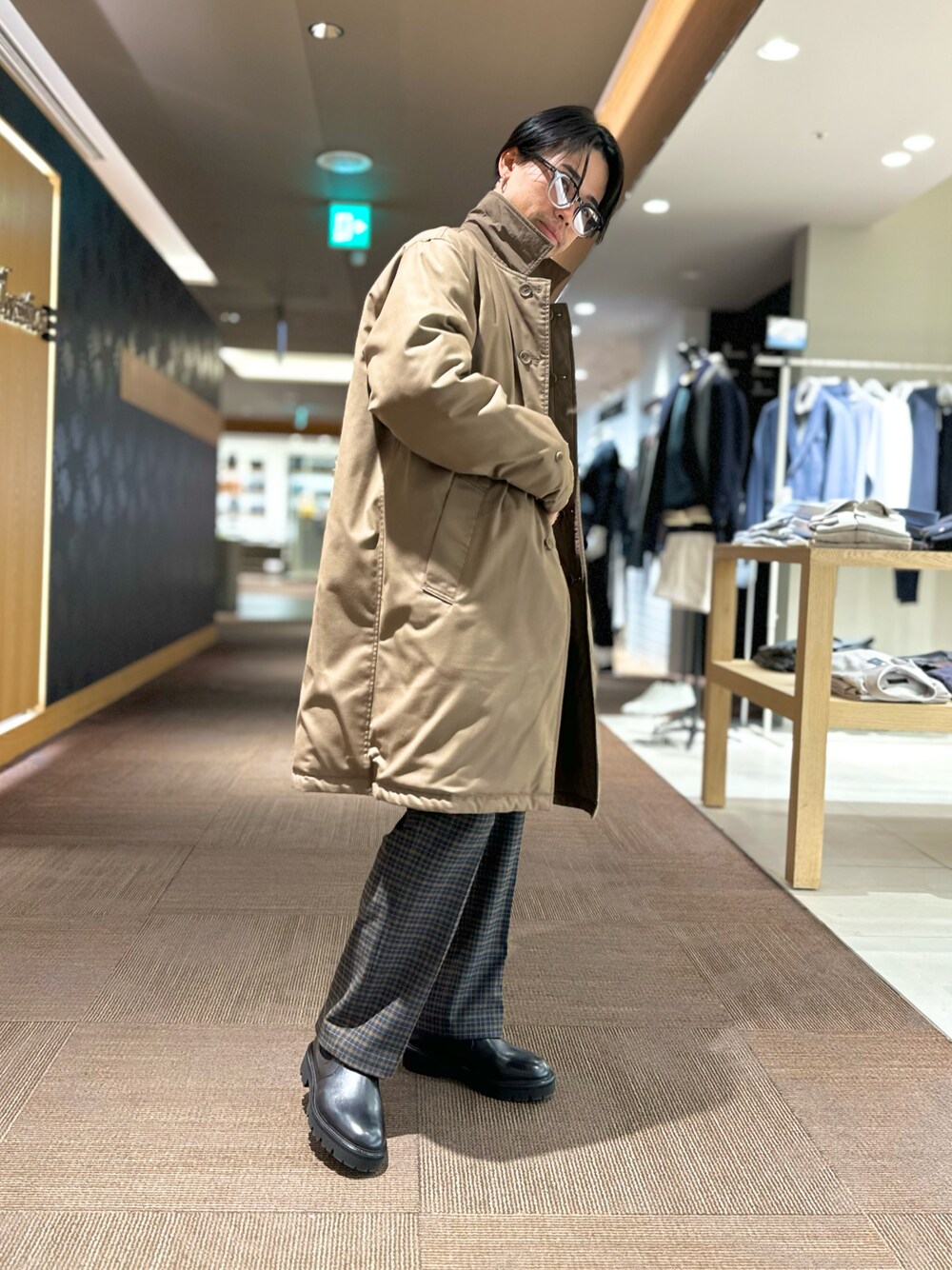 「メンズコーデ、秋冬コーデ、きれいめカジュアル、休日コーデ、ラフ、淡色コーデ、ステンカラーコート、ワイドパンツ、ブーツ、abahouse、alfredoBANNISTER」｜「ABAHOUSEの【リバーシブル可】バーティカル パデット ステンカラーコート（ステンカラーコート、ベージュ系）」を使った、k.tsukaharaさん（メンズ・164cm）の冬コーディネートの1枚目の写真