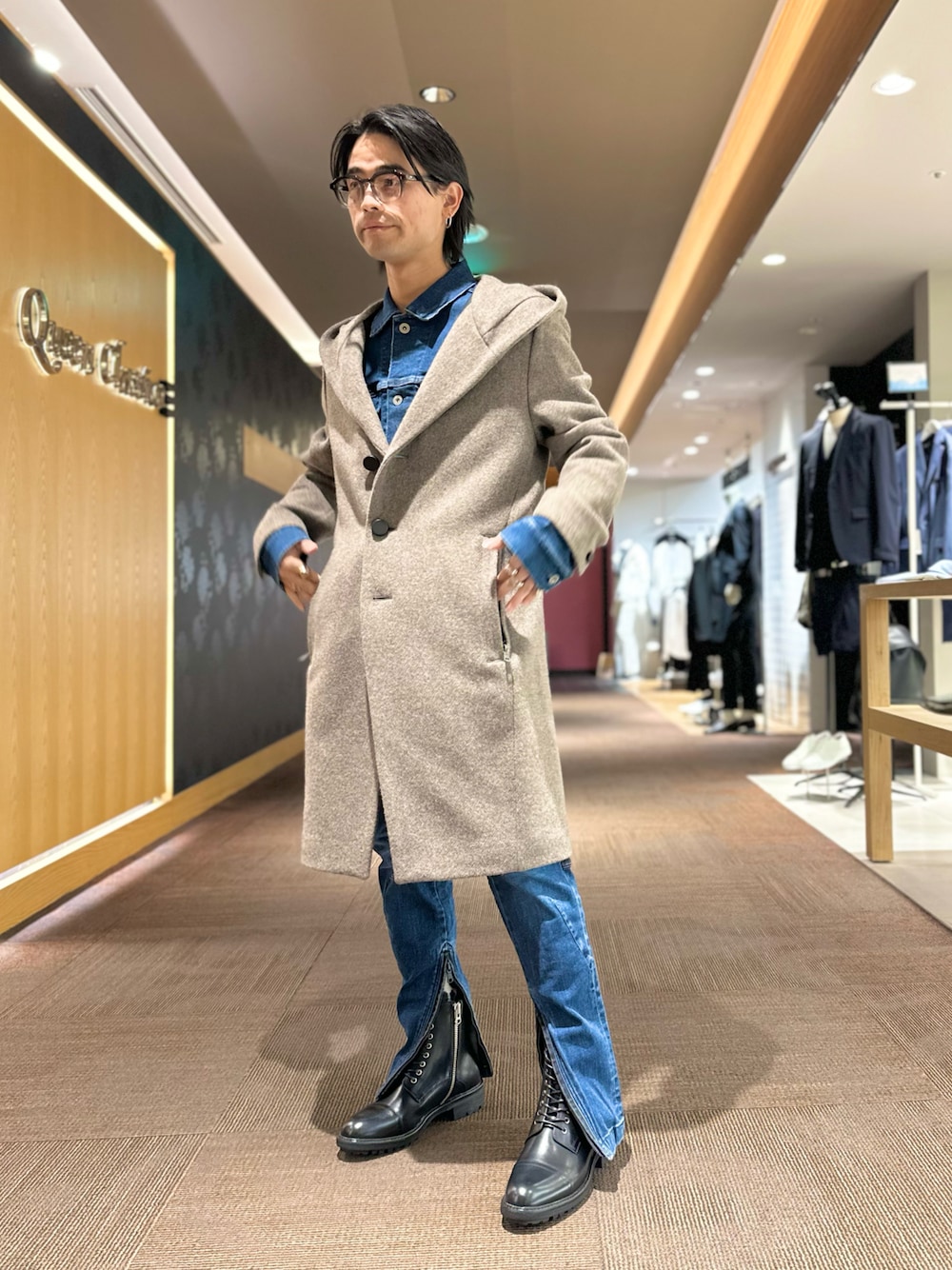 「冬コーデ、メンズファッション、休日スタイル、フードコート、デニムジャケット、デニムパンツ、セットアップ、コンバットブーツ、ブーツ、5351 POUR LES HOMMES、alfredoBANNISTER」｜「5351 POUR LES HOMMESのシングルミリタリー フードコート（チェスターコート、グリーン系）」を使った、k.tsukaharaさん（メンズ・164cm）の冬コーディネートの1枚目の写真