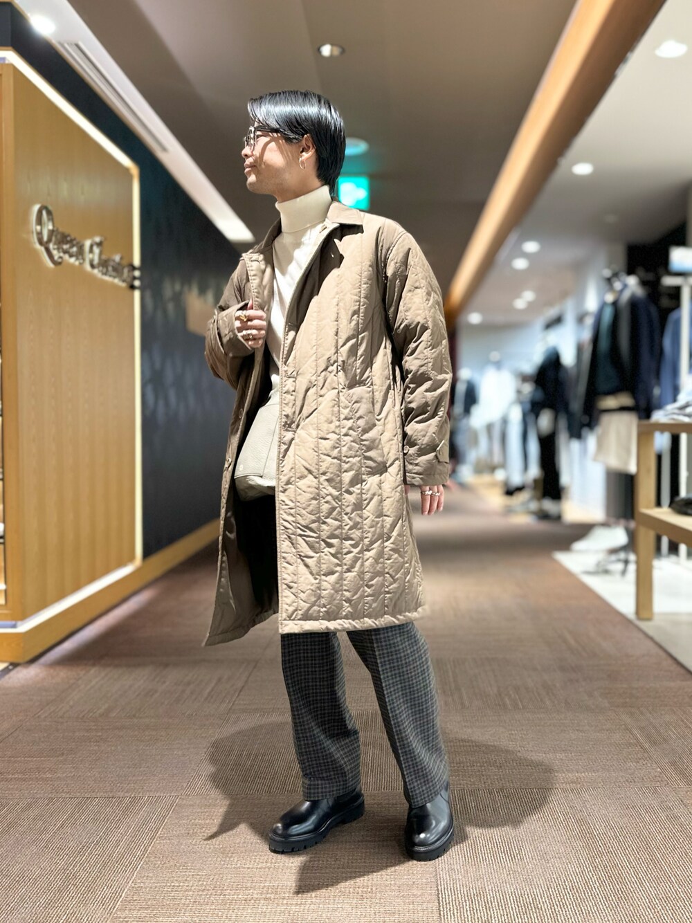 「メンズファッション、秋冬コーデ、オトナカジュアル、お出かけコーデ、休日スタイル、ステンカラーコート、リバーシブル、タートルネック、ショルダーバッグ、ワイドパンツ、ブーツ、abahouse、RECENCY OF MINE、waku、alfredoBANNISTER」｜「ABAHOUSEの【リバーシブル可】バーティカル パデット ステンカラーコート（ステンカラーコート、ベージュ系）」を使った、k.tsukaharaさん（メンズ・164cm）の冬コーディネートの1枚目の写真