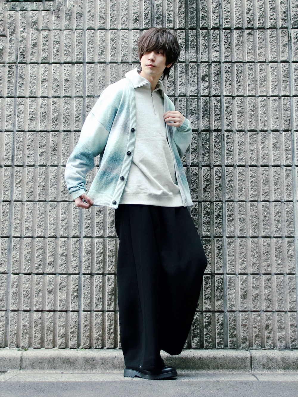 グレー系のスウェット、ブラック系のその他パンツ、ブラック系のシューズを着用したメンズの春コーディネートの1枚目の写真