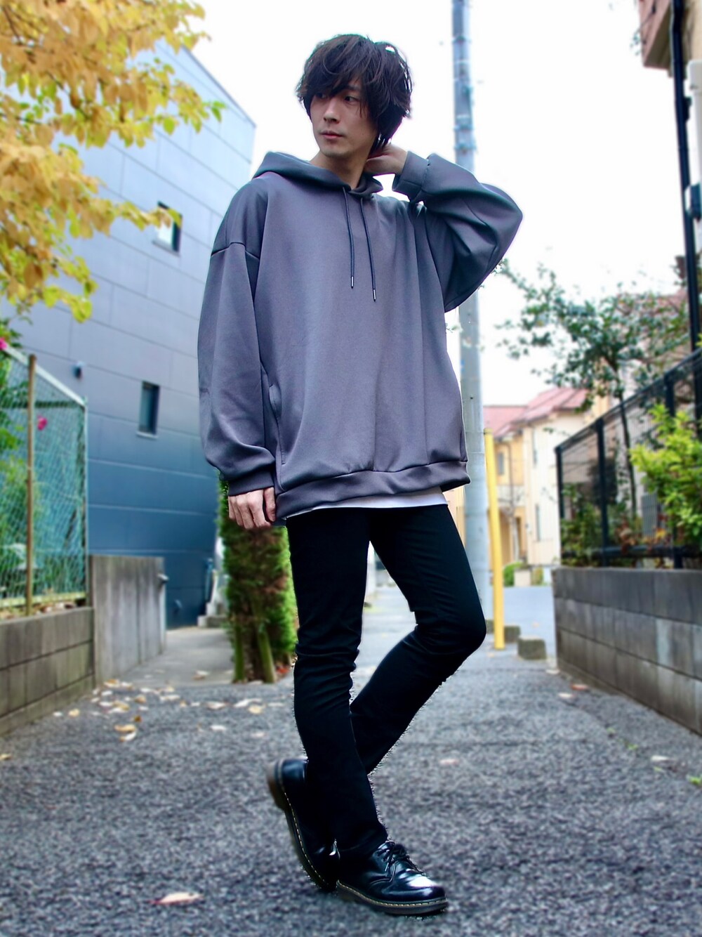 グレー系のパーカー、ブラック系のその他パンツ、ブラック系のドレスシューズを着用したメンズの冬コーディネートの1枚目の写真