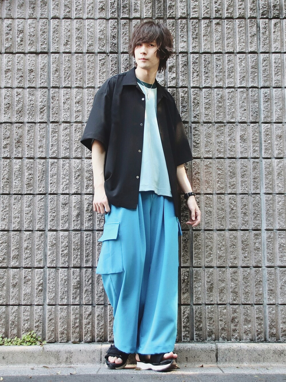 グリーン系のTシャツ/カットソー、ブラック系のシャツ/ブラウス、ブルー系のカーゴパンツを着用したメンズの夏コーディネートの1枚目の写真