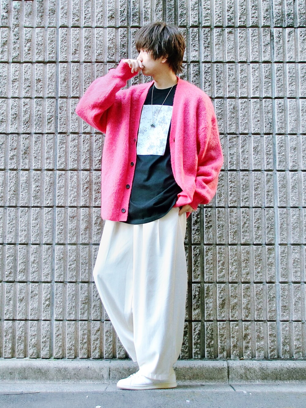 ピンク系のカーディガン/ボレロ、ブラック系のTシャツ/カットソー、ベージュ系のスラックスを着用したメンズの冬コーディネートの1枚目の写真