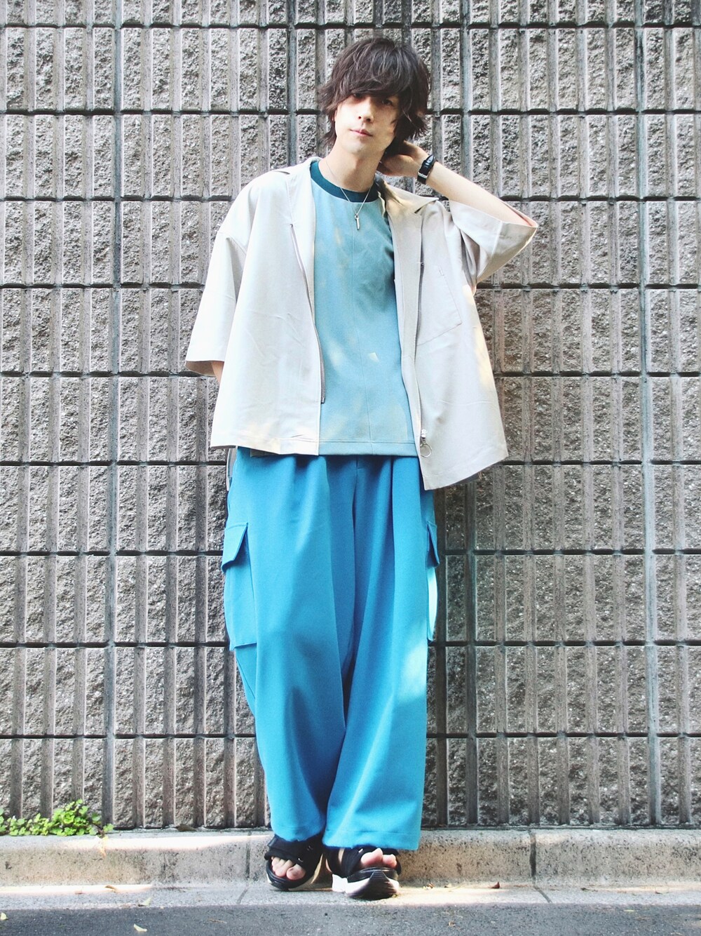 グリーン系のTシャツ/カットソー、ブルー系のカーゴパンツ、ベージュ系のシャツ/ブラウスを着用したメンズの春コーディネートの1枚目の写真