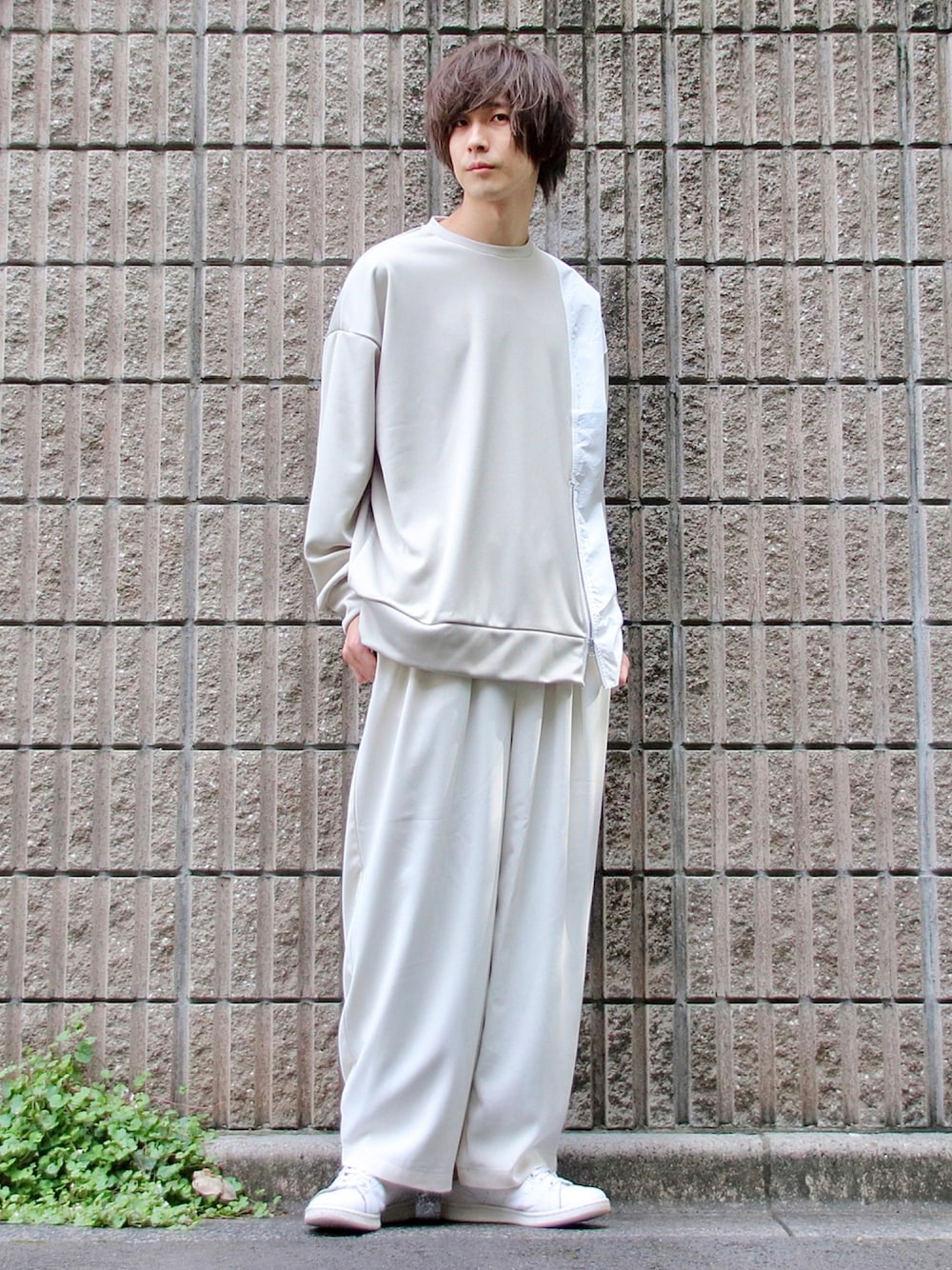 「シンプル、シンプルコーデ、ワントーンコーデ、オールホワイト、白パンツ、ワイドパンツ、白スニーカー、スニーカー、くすみカラー」｜「EN ROUTEの＜EN ROUTE（アンルート）＞ ジャージー✕タイプライター コンビ クルーネック（Tシャツ/カットソー、ベージュ系）」を使った、桜江しゅう さん（メンズ・180cm）の秋コーディネートの1枚目の写真