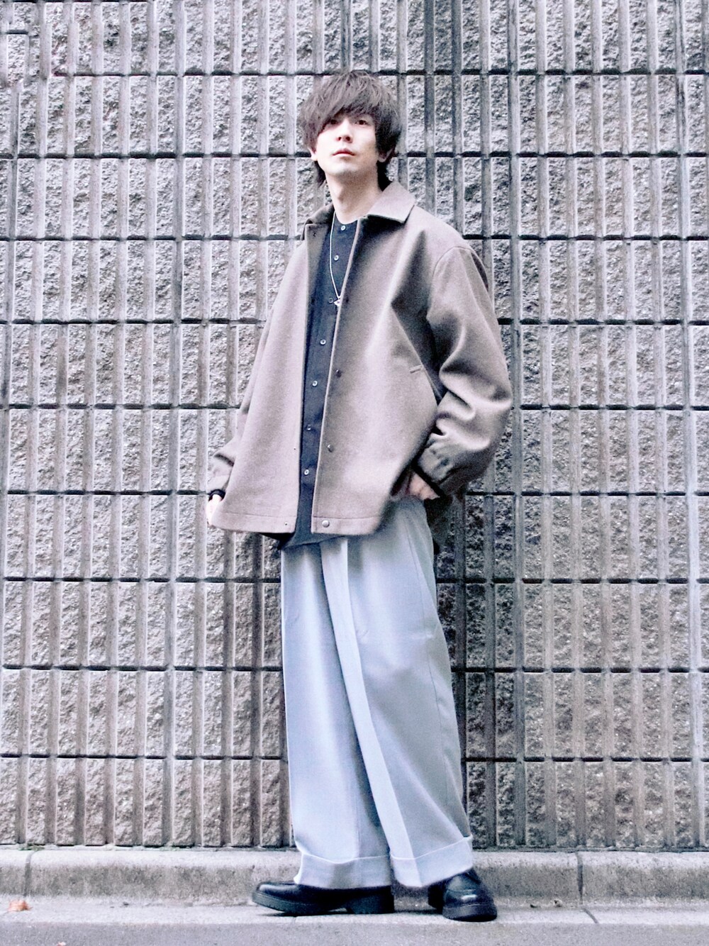 ブラウン系のブルゾン、グレー系のその他パンツ、ブラック系のシャツ/ブラウスを着用したメンズの冬コーディネートの1枚目の写真