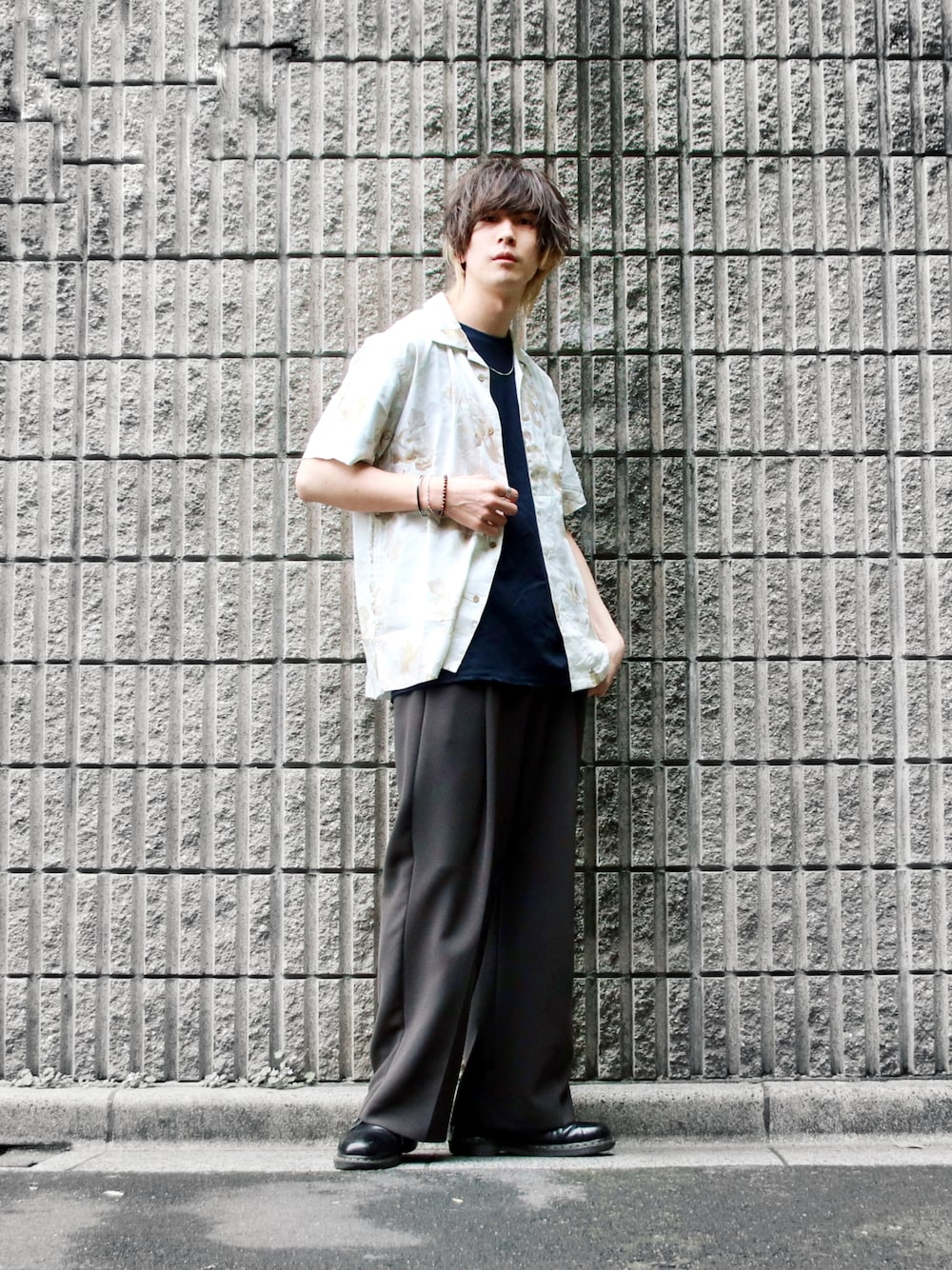 「お出かけコーデ日記、柄シャツ、休日スタイル、シンプルコーデ、きれいめカジュアル、スラックス、革靴、Dr.Martens、シャツスタイル、夏コーデ、PR」｜「UNIITの【UNIIT/ユニット】レーヨン100％  接触冷感　総柄シャツ 　アロハシャツ 　ストリート 　モード 　カジュアル  夏服 　オープンカラーシャツ 　開襟シャツ（シャツ/ブラウス、その他）」を使った、桜江しゅう さん（メンズ・180cm）の春コーディネートの1枚目の写真