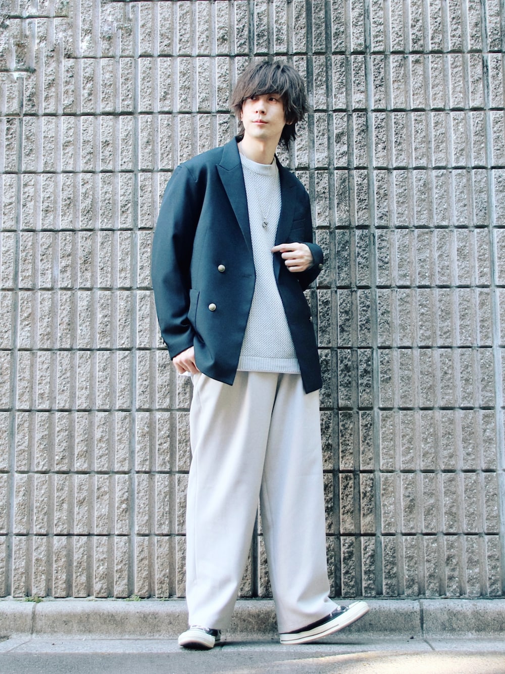「春服デビュー宣言、オトナカジュアル、シンプルコーデ、ビッグシルエット、ジャケット、GU、ワイドパンツ、コンバース、スニーカー、converse、春コーデ、淡色コーデ、きれいめカジュアル」｜「JUNREDのスムースストレッチワイドタックパンツ（スラックス、グレー系）」を使った、桜江しゅう さん（メンズ・180cm）の春コーディネートの1枚目の写真