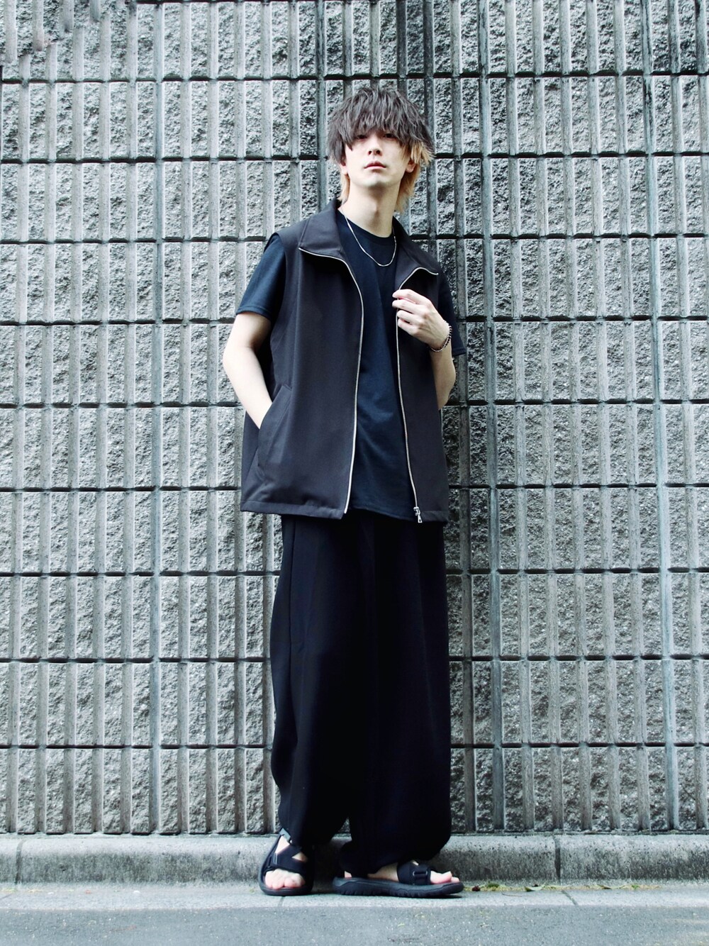 ブラック系のベスト、ブラック系のTシャツ/カットソー、ブラック系のその他パンツを着用したメンズの春コーディネートの1枚目の写真