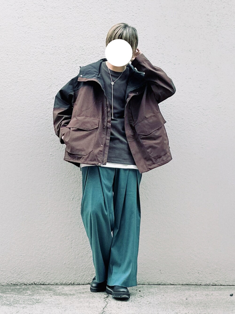 「マウンテンパーカー、GU、レイヤードスタイル、カラーパンツ、アースカラー、ブラウン、グリーン、革靴、HARE、WYM、UNIQLO、ユニクロ」｜「HAREの【SETUP対応】ディープタックベルトストレートパンツ(HARE)（スラックス、グリーン系）」を使った、桜江しゅう さん（メンズ・180cm）の秋コーディネートの1枚目の写真