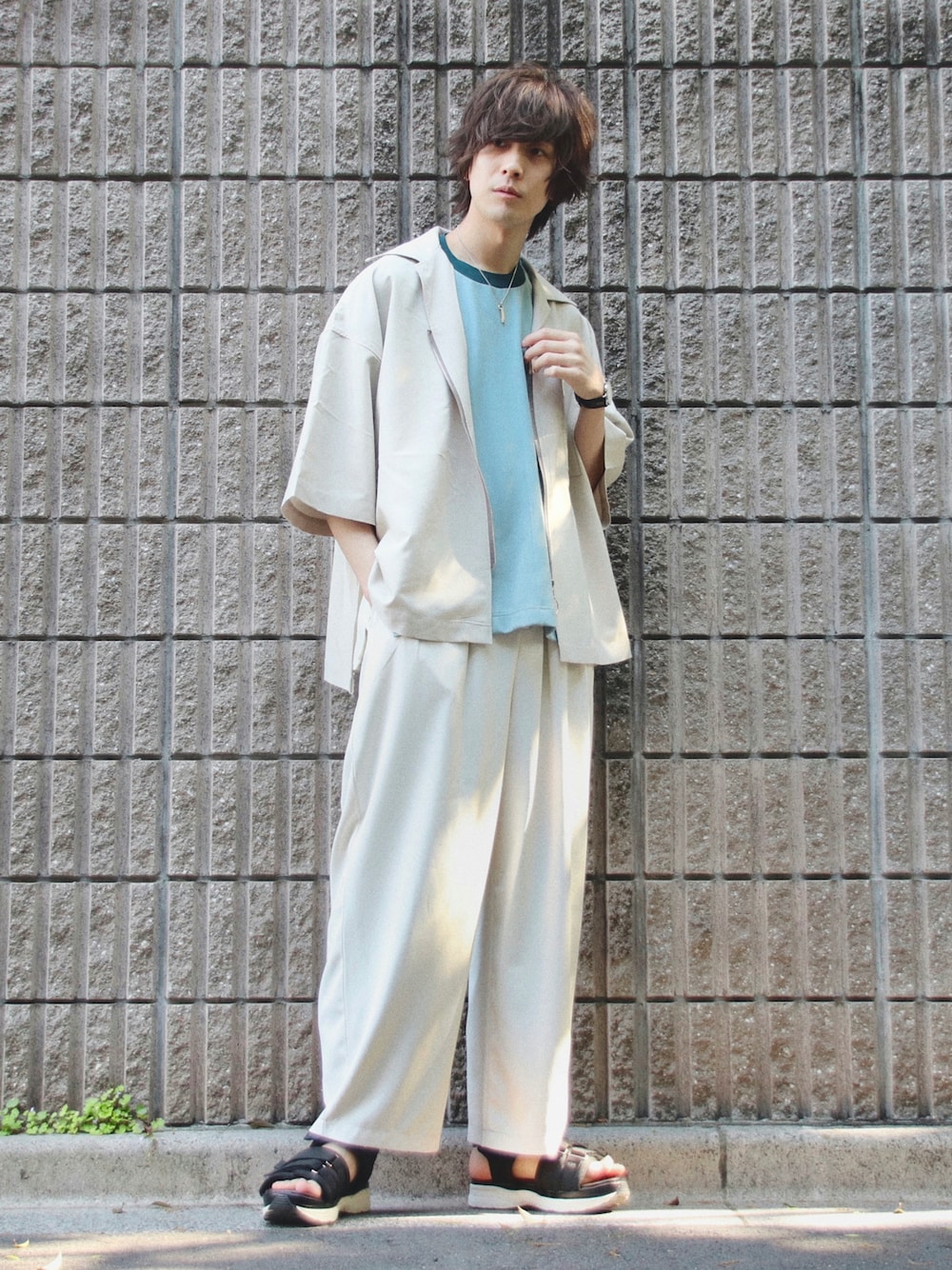 「ごきげんウィーク、春夏コーデ、ビッグシルエット、休日スタイル、シンプルスタイル、プチプラ、白パンツ、差し色、グリーン、サンダル、ワイドパンツ、セットアップ、淡色コーデ」｜「shiki tokyoのOVERSIZED SHORT ZIP SHIRTS / オーバーサイズショートジップシャツ（シャツ/ブラウス、ベージュ系）」を使った、桜江しゅう さん（メンズ・180cm）の春コーディネートの1枚目の写真
