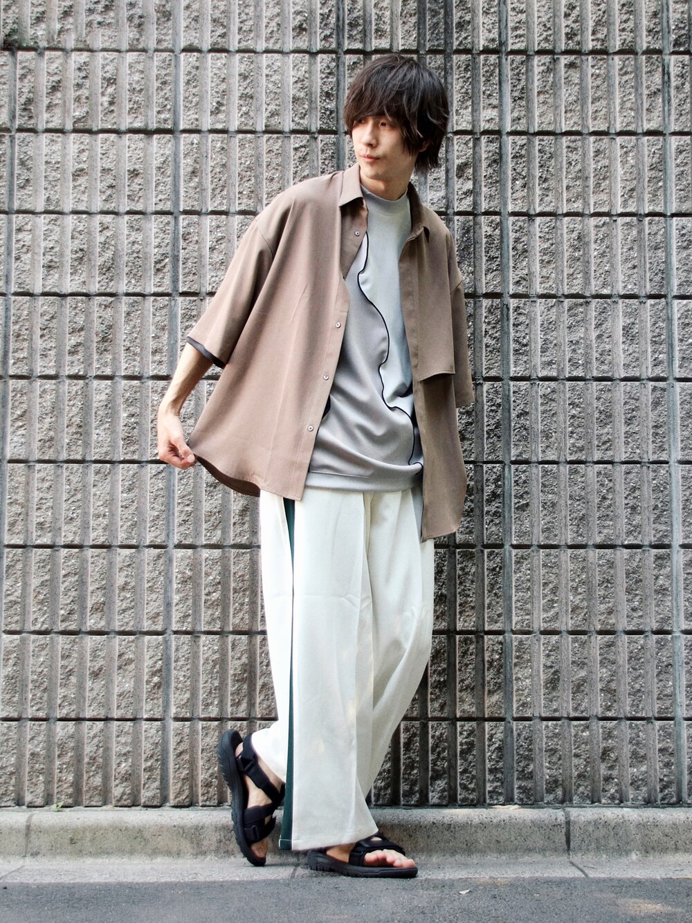 ベージュ系のシャツ/ブラウス、ベージュ系のTシャツ/カットソー、ホワイト系のスラックスを着用したメンズの夏コーディネートの1枚目の写真