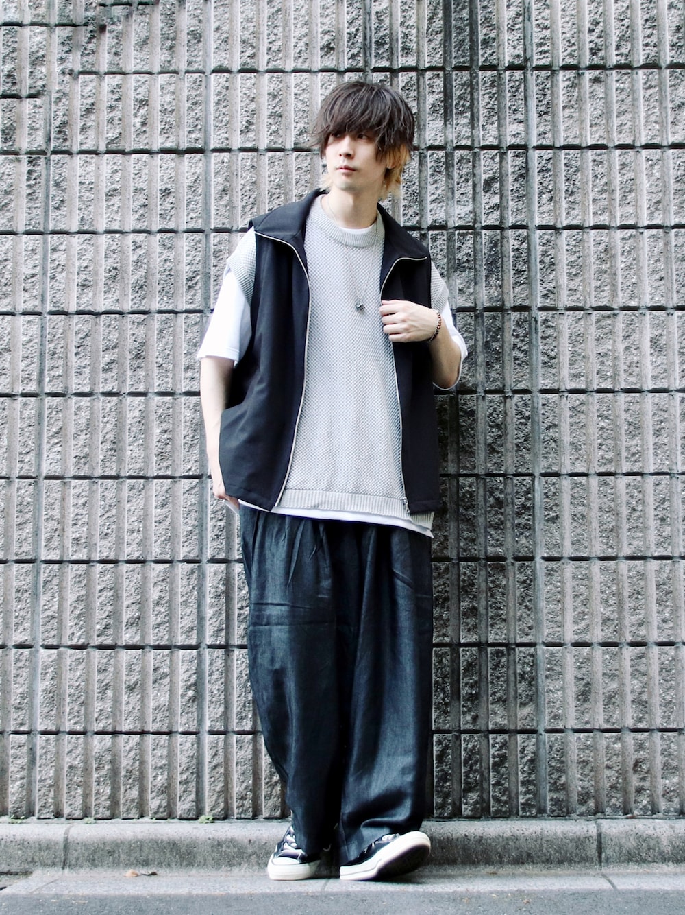 「春夏コーデ、ベスト、ニットベスト、レイヤードスタイル、ワイドパンツ、スニーカー、コンバース、converse、モノトーン、モノトーンコーデ、GU、HARE、シンプルコーデ、白Tシャツ」｜「HAREの【SETUP対応】TR/ZIPスタンドベスト(HARE)（ベスト、ブラック系）」を使った、桜江しゅう さん（メンズ・180cm）の春コーディネートの1枚目の写真