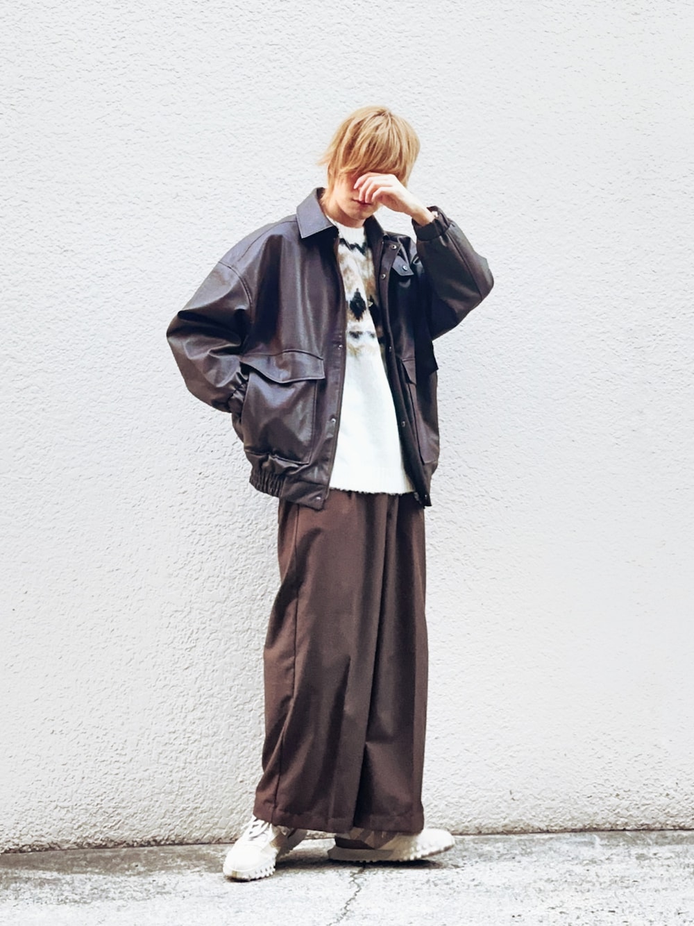 ベージュ系のニット/セーター、ブラウン系のミリタリージャケット、ブラウン系のブルゾンを着用したメンズの冬コーディネートの1枚目の写真