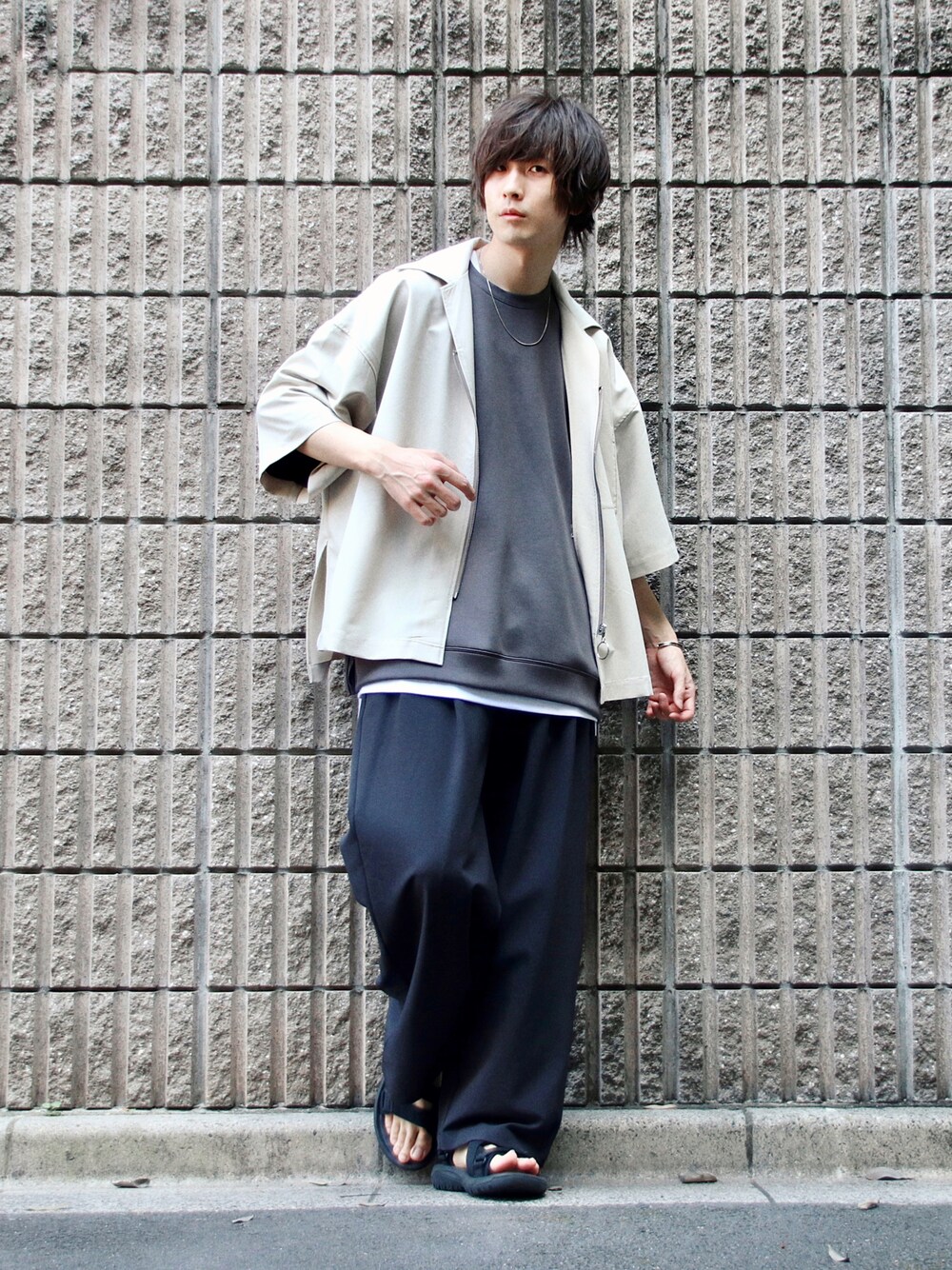 ブラック系のTシャツ/カットソー、ベージュ系のシャツ/ブラウス、グレー系のスラックスを着用したメンズの夏コーディネートの1枚目の写真