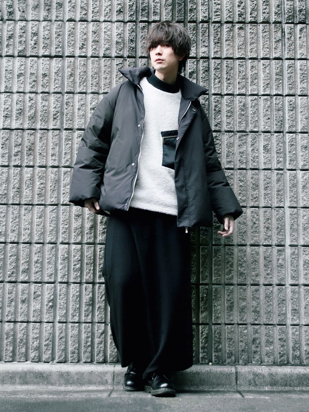 ブラック系のダウンジャケット/コート、ホワイト系のスウェット、ブラック系のその他パンツを着用したメンズの冬コーディネートの1枚目の写真