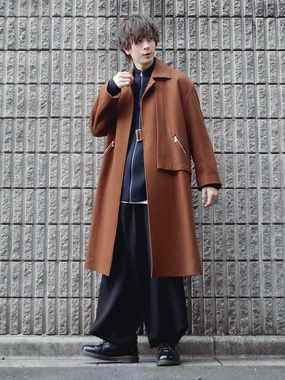 「CULLNIのステンカラーコート（ステンカラーコート、ブラウン系）」を使った、桜江しゅう さん（メンズ・180cm）の秋コーディネートの1枚目の写真