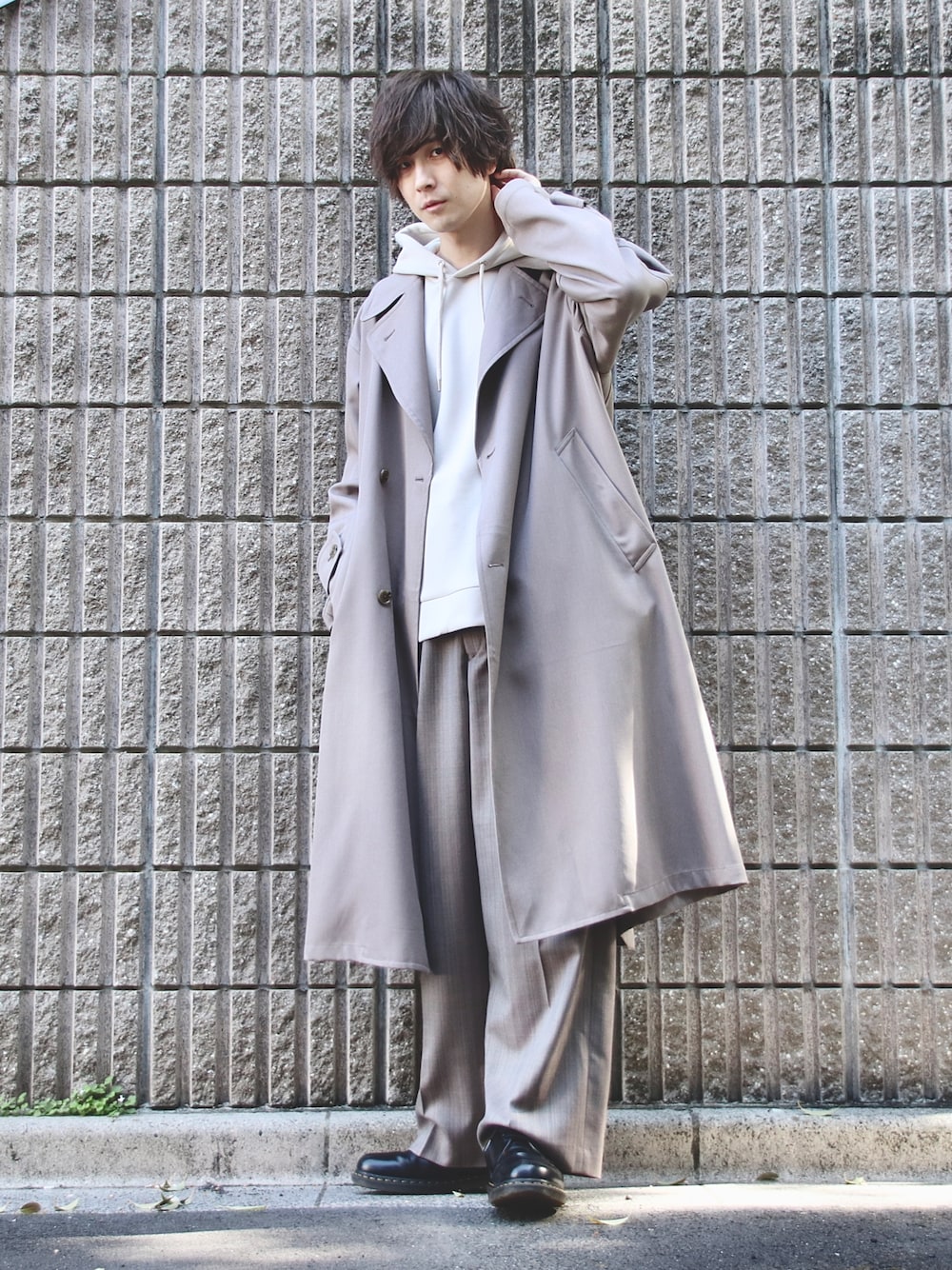 「春アウター、春コーデ、ワントーンコーデ、くすみカラー、パーカー、コート、スラックス、ワイドパンツ、革靴、Dr.Martens、LIDnM、きれいめカジュアル、シンプルコーデ、シンプル、セットアップ」｜「WYM LIDNMの【WYM LIDNM】PE LIGHT TWILL MINIMAL TRENCH（トレンチコート、ベージュ系）」を使った、桜江しゅう さん（メンズ・180cm）の春コーディネートの1枚目の写真