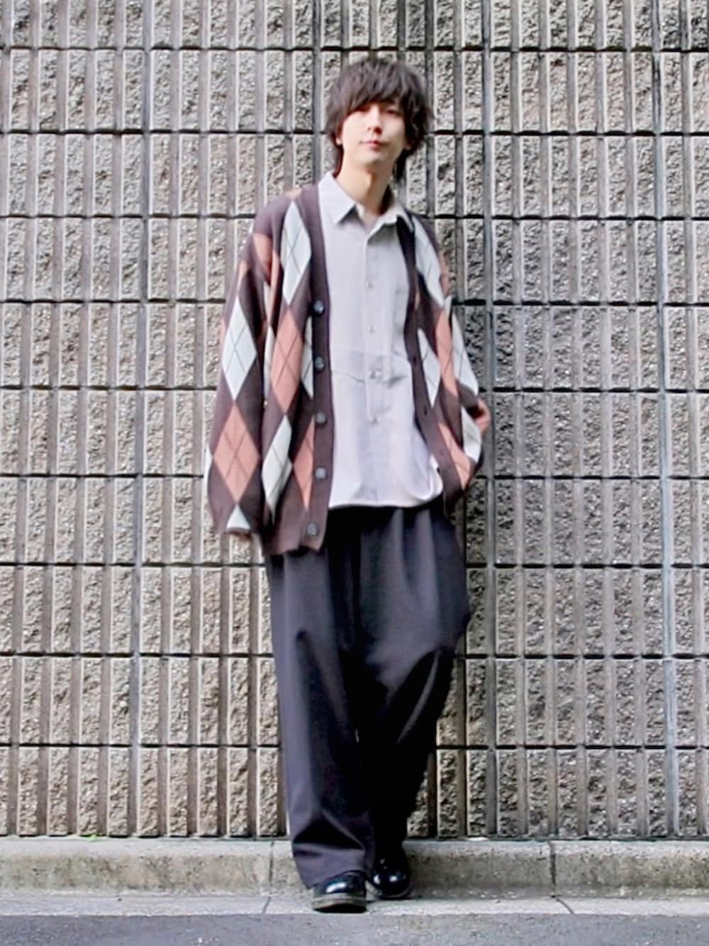 その他のカーディガン/ボレロ、ベージュ系のシャツ/ブラウス、グレー系のスラックスを着用したメンズの秋コーディネートの1枚目の写真