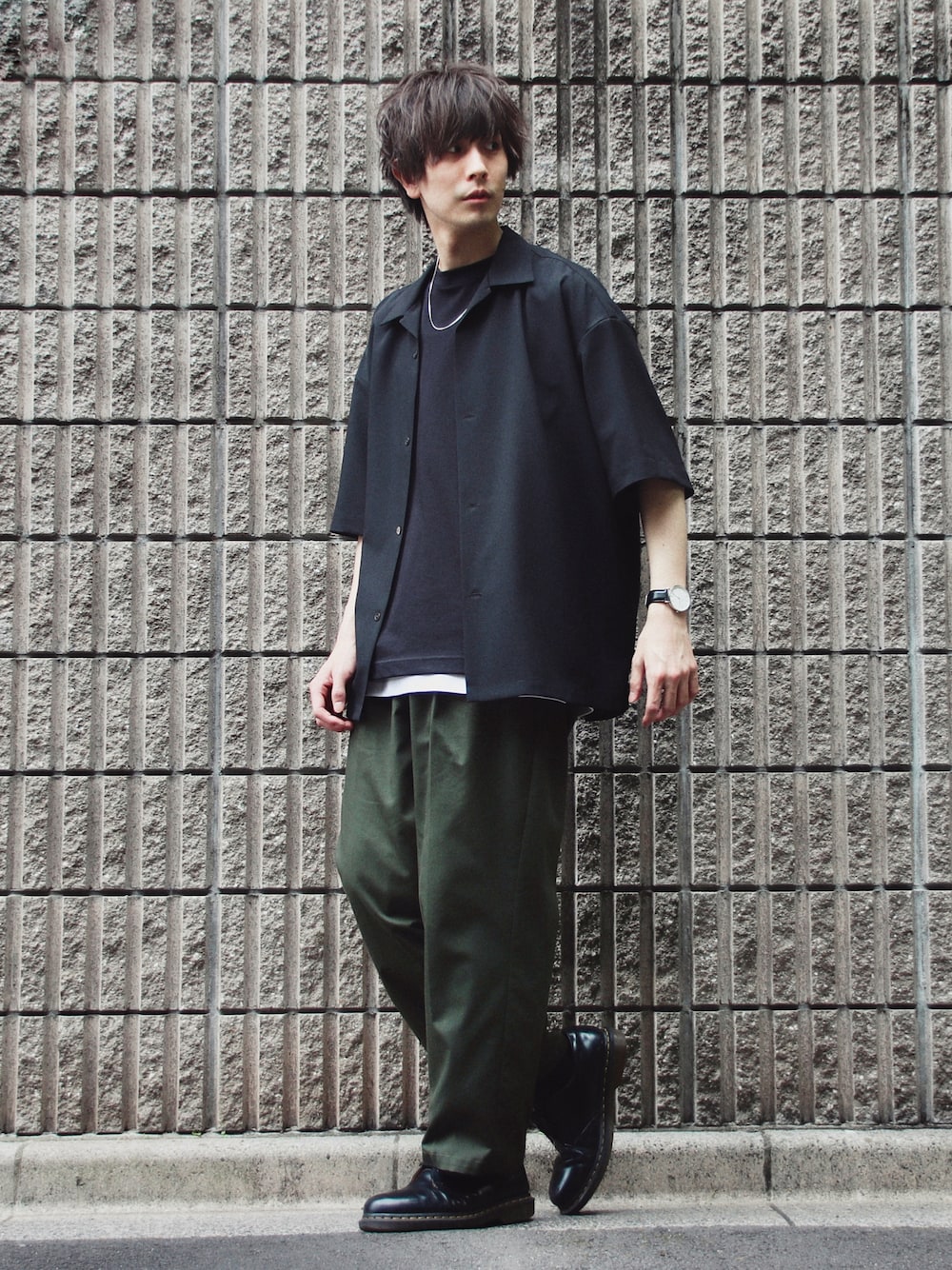 ブラック系のシャツ/ブラウス、グリーン系のチノパンツ、ブラック系のドレスシューズを着用したメンズの夏コーディネートの1枚目の写真