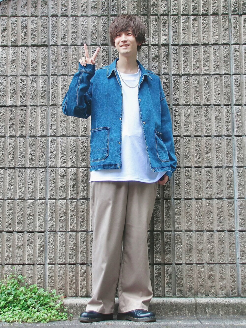 ブルー系のデニムジャケット、ホワイト系のTシャツ/カットソー、ベージュ系のスラックスを着用したメンズの秋コーディネートの1枚目の写真