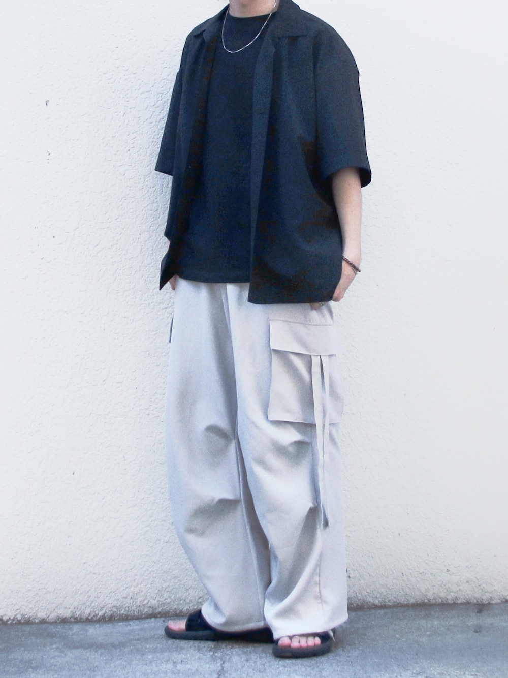 グレー系のカーゴパンツ、ブラック系のシャツ/ブラウス、ブラック系のTシャツ/カットソーを着用したメンズの夏コーディネートの1枚目の写真