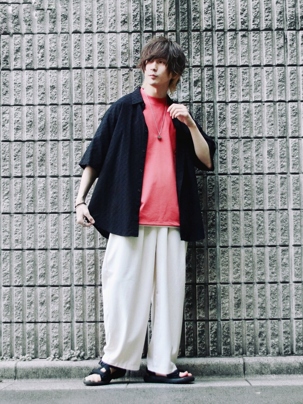 オレンジ系のTシャツ/カットソー、ブラック系のシャツ/ブラウス、ベージュ系のスラックスを着用したメンズの夏コーディネートの1枚目の写真