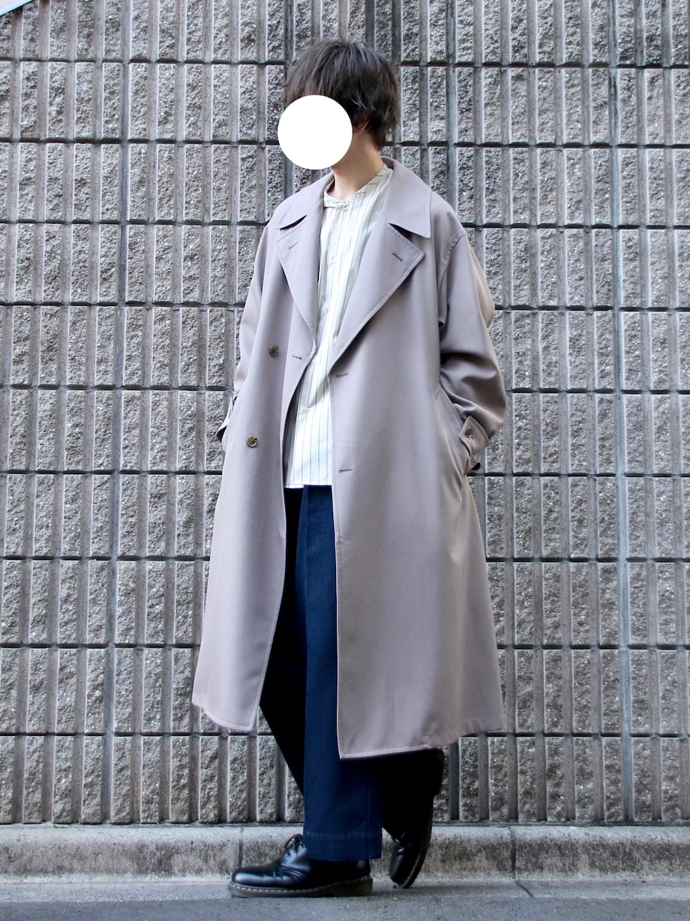 ブルー系のデニムパンツ、ベージュ系のトレンチコート、ベージュ系のシャツ/ブラウスを着用したメンズの冬コーディネートの1枚目の写真