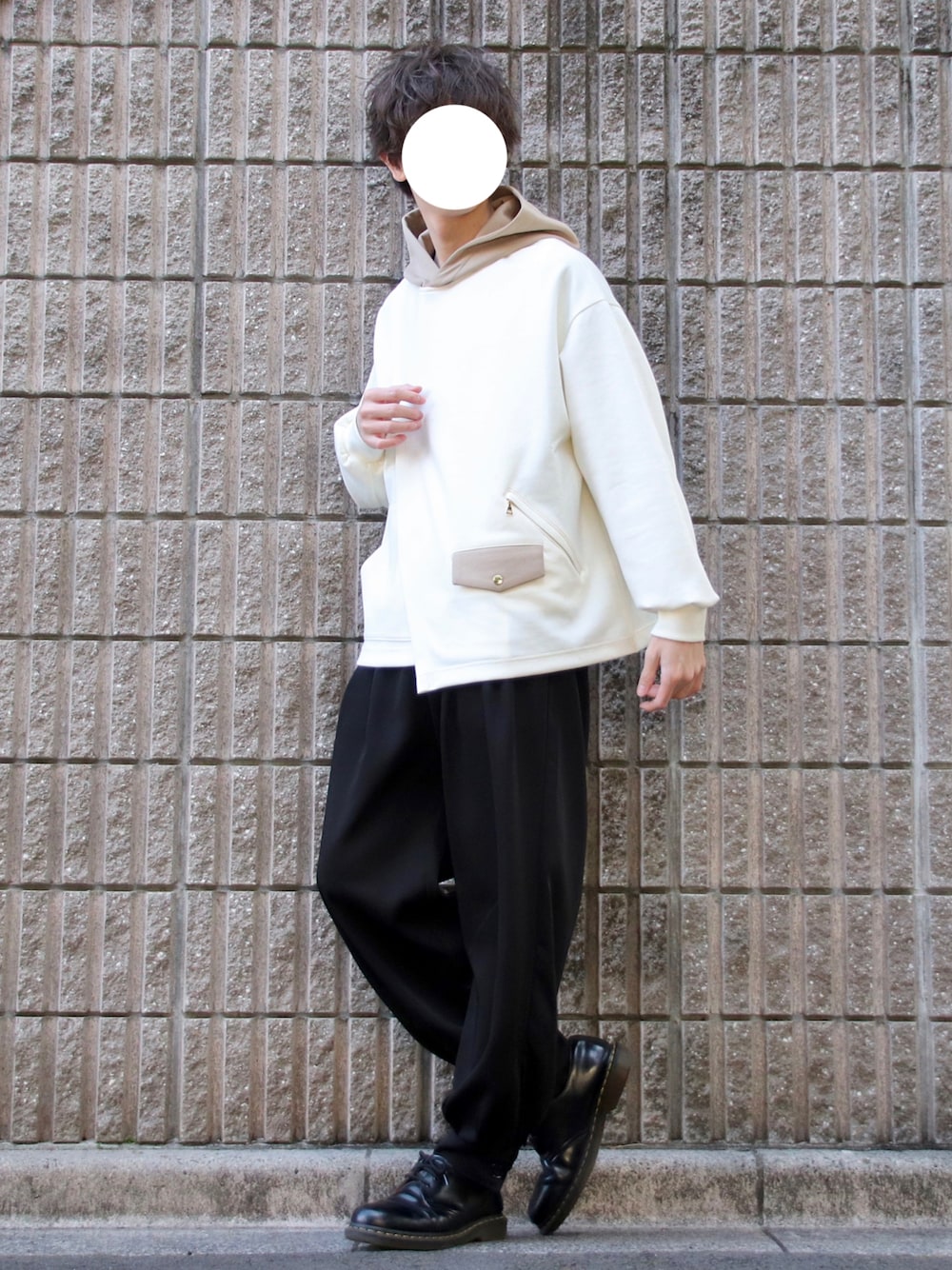 ホワイト系のパーカー、ブラック系のその他パンツ、ブラック系のドレスシューズを着用したメンズの冬コーディネートの1枚目の写真