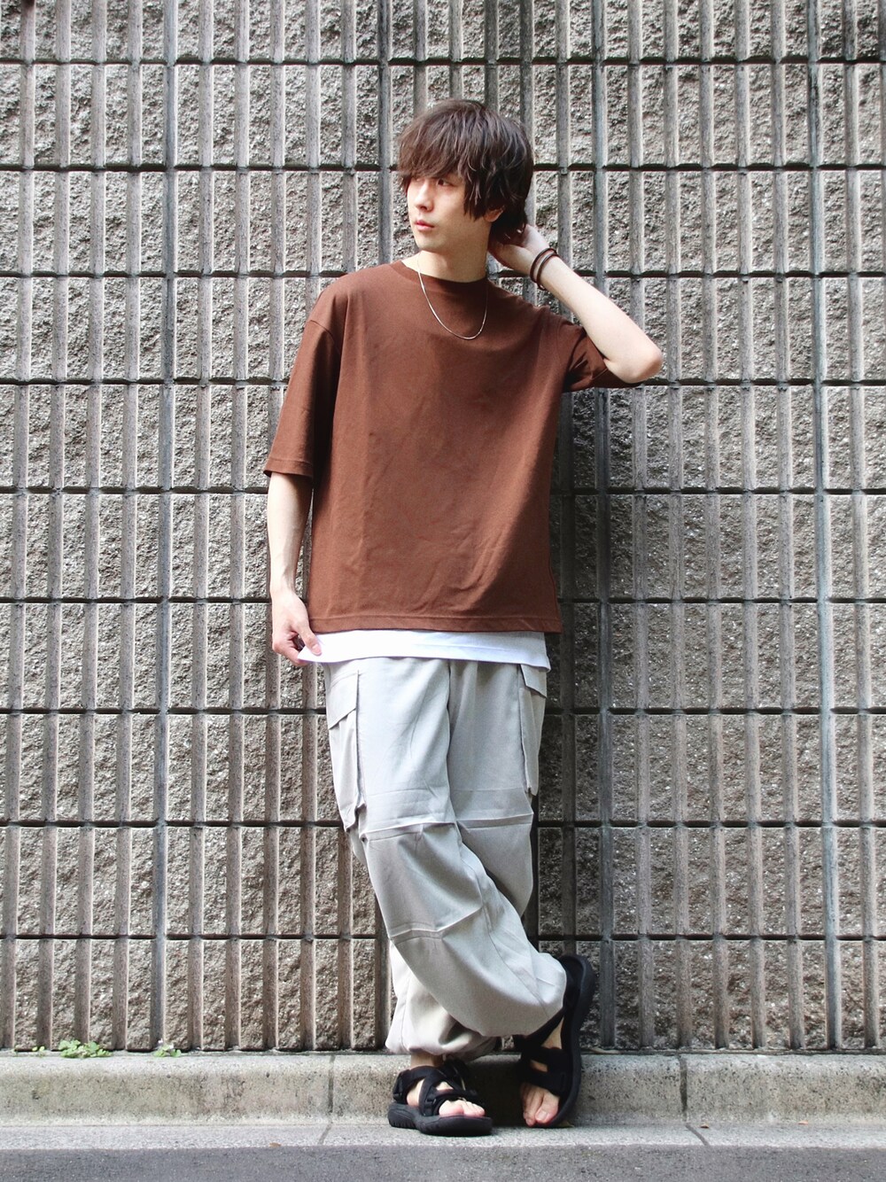 グレー系のカーゴパンツ、ブラック系のサンダル、ブラウン系のTシャツ/カットソーを着用したメンズの夏コーディネートの1枚目の写真