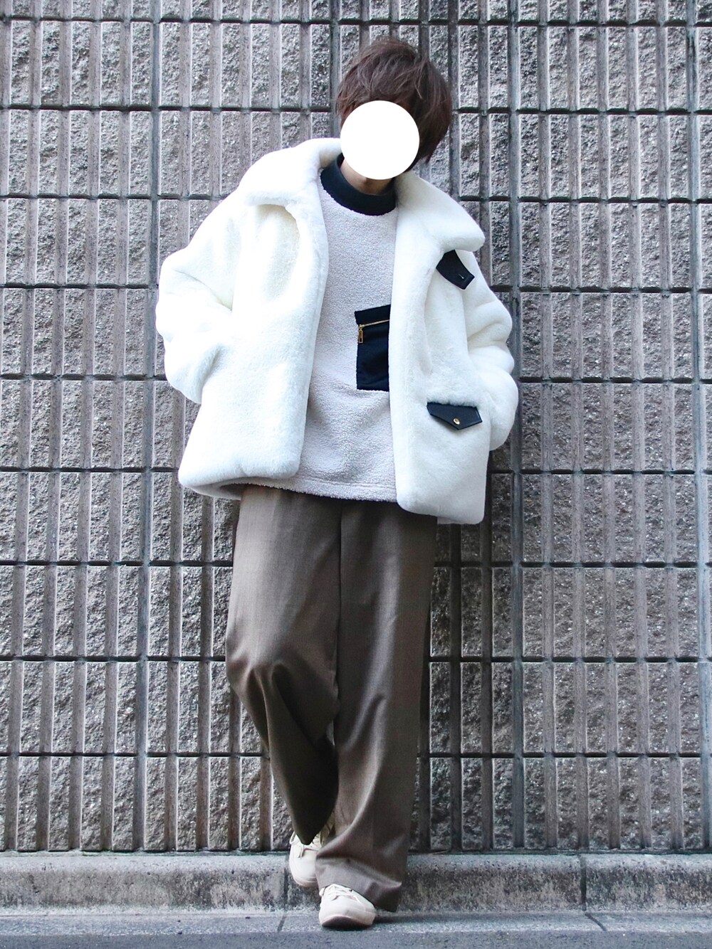 「オーバーサイズ、スニーカー、ゆるコーデ、ビッグシルエット、ワイドパンツ、スラックス、ファー、もこもこ、冬コーデ、冬、冬アウター、シンプルコーデ、ブラウン、ホワイト、ボア」｜「CULLNIの21-AW-011　ファージャケット（ブルゾン、ホワイト系）」を使った、桜江しゅう さん（メンズ・180cm）の冬コーディネートの1枚目の写真