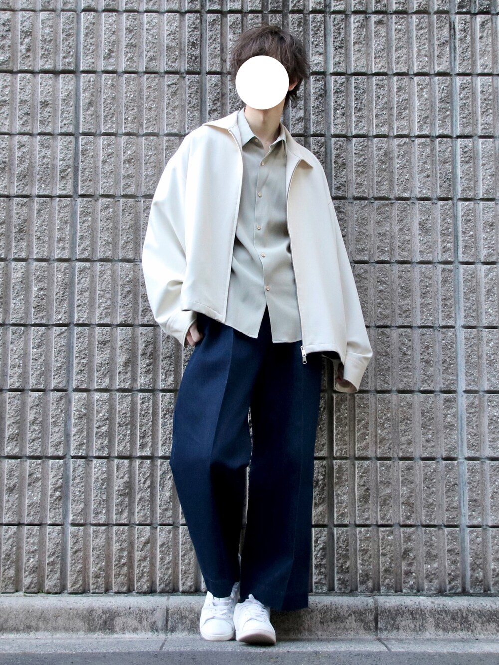 ブルー系のデニムパンツ、ホワイト系のスニーカー、ベージュ系のシャツ/ブラウスを着用したメンズの冬コーディネートの1枚目の写真