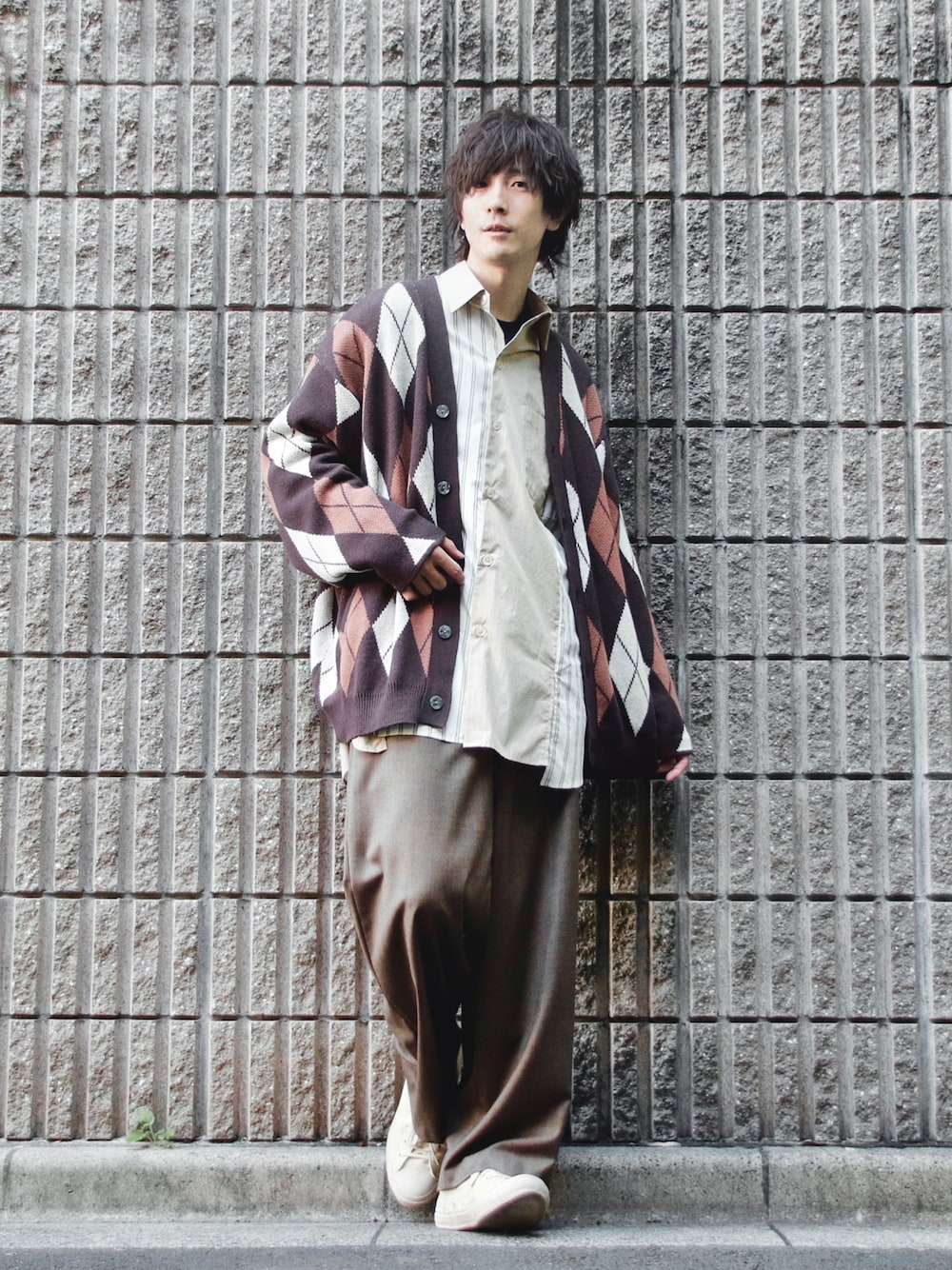 その他のカーディガン/ボレロ、ホワイト系のシャツ/ブラウス、ブラウン系のスラックスを着用したメンズの秋コーディネートの1枚目の写真