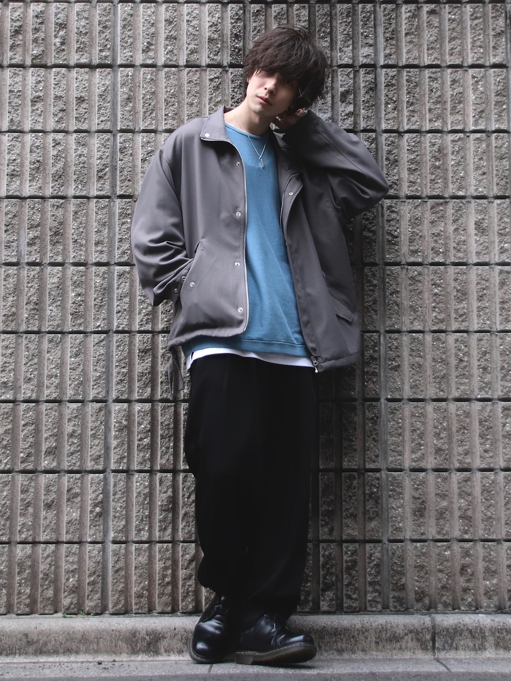 グレー系のブルゾン、ブルー系のスウェット、ブラック系のその他パンツを着用したメンズの春コーディネートの1枚目の写真