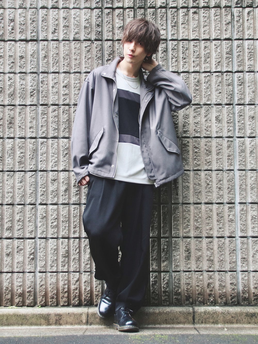 「春夏コーデ、ブルゾン、モノトーン、シンプル、シンプルコーデ、モノトーンコーデ、革靴、Dr.Martens、RAGEBLUE、きれいめカジュアル、オーバーサイズ、ビッグシルエット」｜「RAGEBLUEのPEツイル/スタンドブルゾン＜セットアップ着用可能＞/260523（ブルゾン、グレー系）」を使った、桜江しゅう さん（メンズ・180cm）の夏コーディネートの1枚目の写真