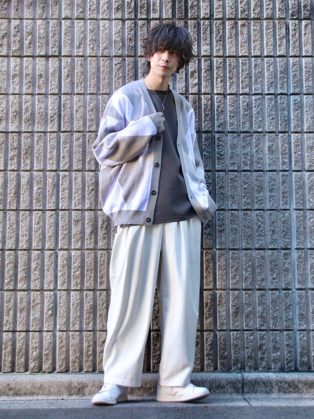 ベージュ系のカーディガン/ボレロ、ブラウン系のTシャツ/カットソー、ベージュ系のスラックスを着用したメンズの冬コーディネートの1枚目の写真