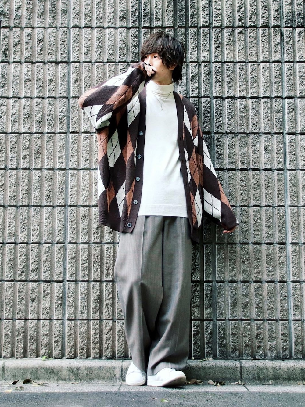 その他のカーディガン/ボレロ、ホワイト系のニット/セーター、ベージュ系のスラックスを着用したメンズの秋コーディネートの1枚目の写真