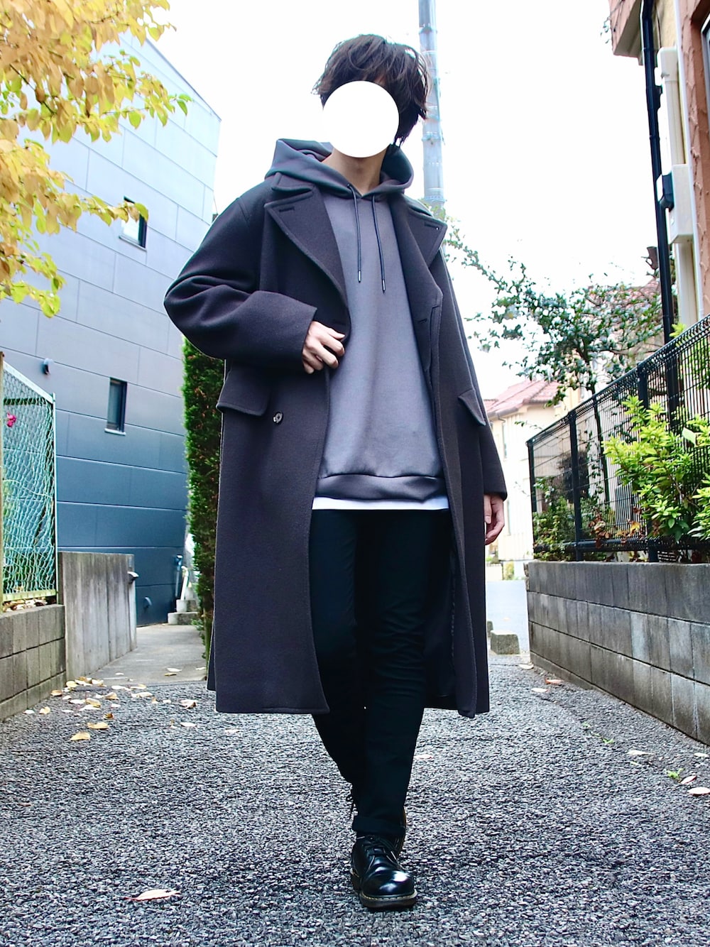 「クリスマスに着たい服、モノトーン、モノトーンコーデ、くすみカラー、パーカー、GUコーデ、GU、スキニー、黒スキニー、オールブラック、ワントーンコーデ、革靴、コート、ビッグシルエット、今日のコーデ」｜「LIDNMのSUPER140S OFFICER COAT（チェスターコート、ブラック系）」を使った、桜江しゅう さん（メンズ・180cm）の冬コーディネートの1枚目の写真