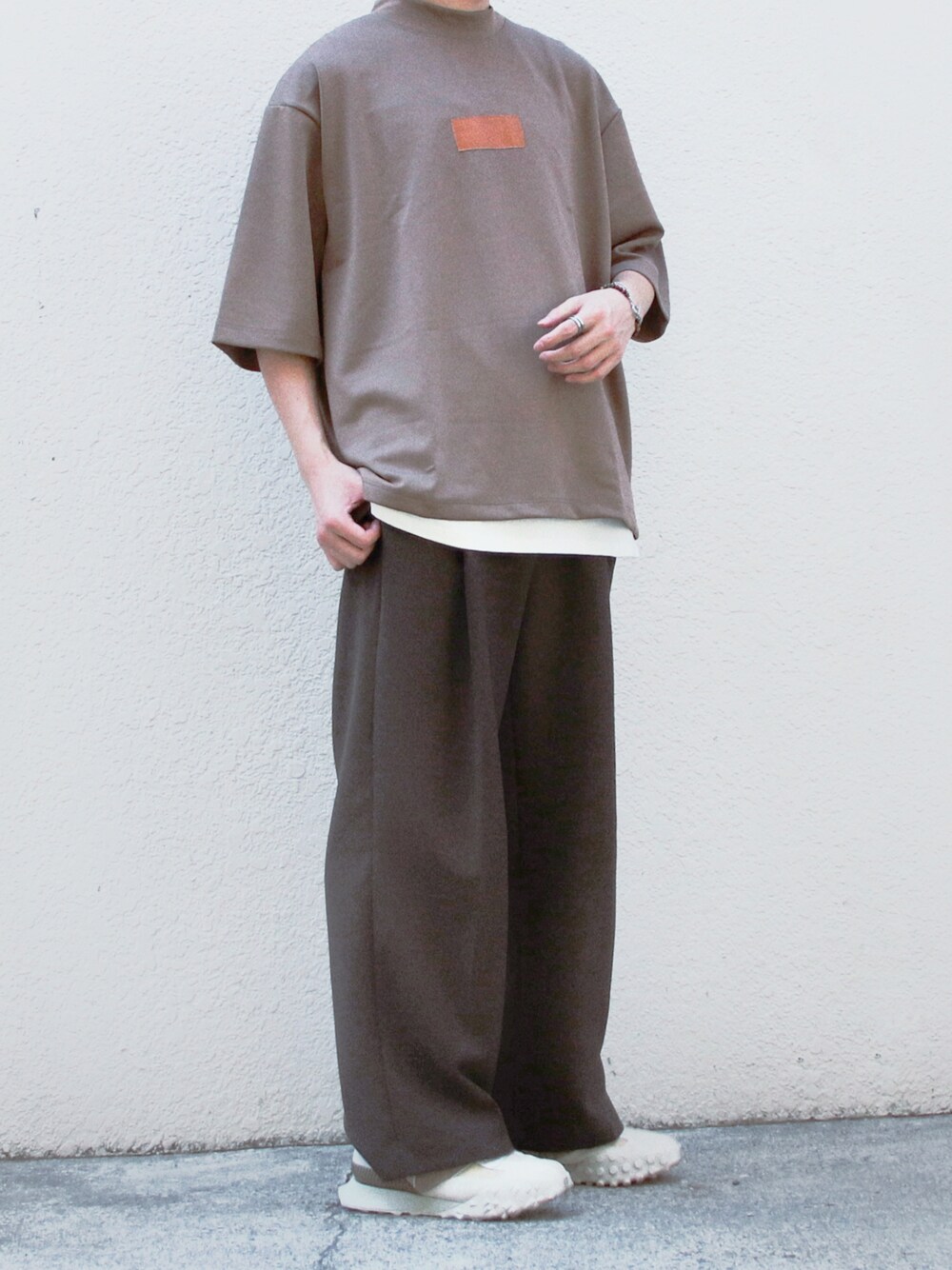 「ビッグシルエット、オーバーサイズ、ブラウン、レイヤードスタイル、Tシャツ、ワイドパンツ、スラックス、スニーカー、白スニーカー、New Balance、シンプルコーデ、夏コーデ、ワントーンコーデ」｜「DOOPZのbox razor patch mockneck t-shirt / ボックスレザーパッチモックネックTシャツ（Tシャツ/カットソー、ブラウン系）」を使った、桜江しゅう さん（メンズ・180cm）の夏コーディネートの1枚目の写真