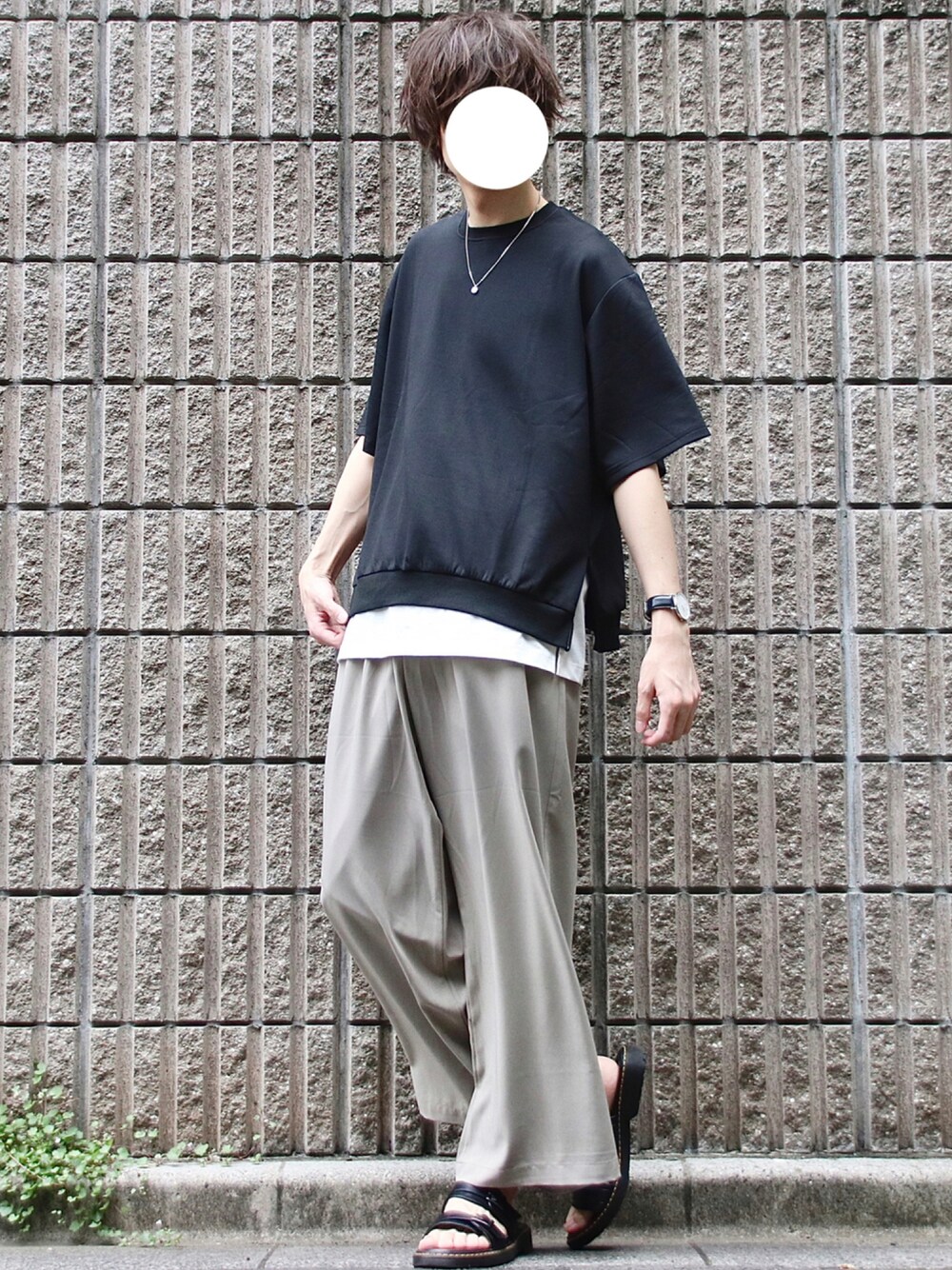 ブラック系のTシャツ/カットソー、ホワイト系のタンクトップ、ベージュ系のセットアップを着用したメンズの夏コーディネートの1枚目の写真