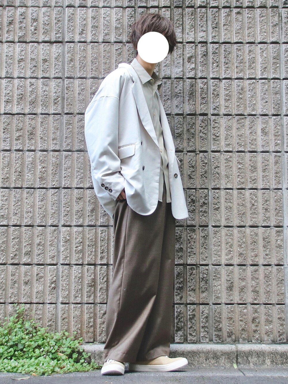 ベージュ系のテーラードジャケット、ブラウン系のスラックス、ベージュ系のスニーカーを着用したメンズの秋コーディネートの1枚目の写真