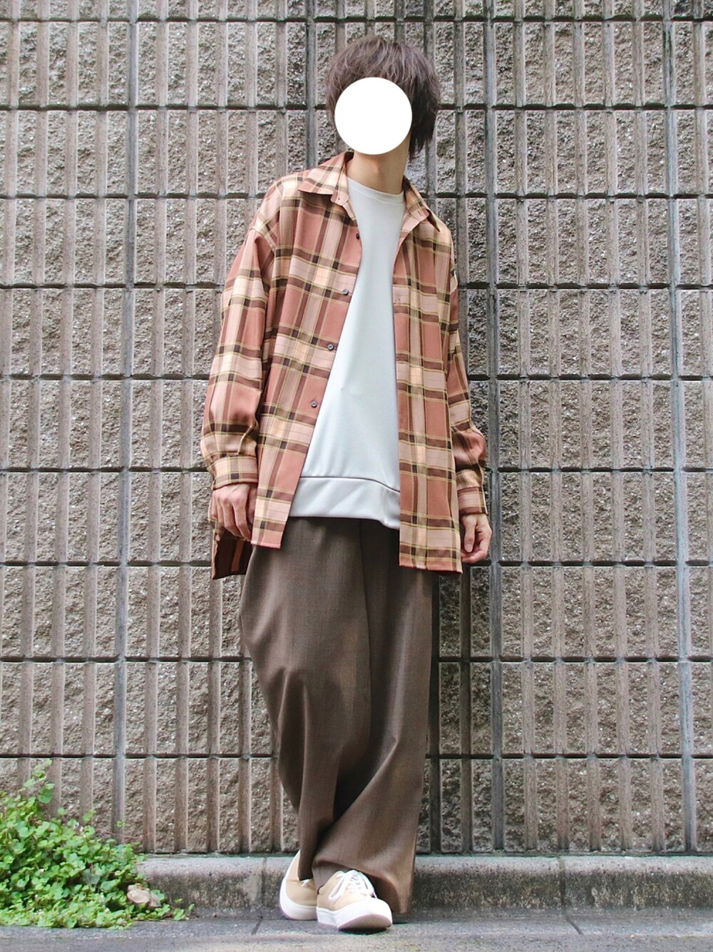 「チェック、スニーカー、ビッグシルエット、チェックシャツ、秋のコーデ、GU、ワイドパンツ、シャツスタイル、くすみカラー、秋コーデ」｜「EN ROUTEの＜EN ROUTE（アンルート）＞ ジャージー✕タイプライター コンビ クルーネック（Tシャツ/カットソー、ベージュ系）」を使った、桜江しゅう さん（メンズ・180cm）の秋コーディネートの1枚目の写真