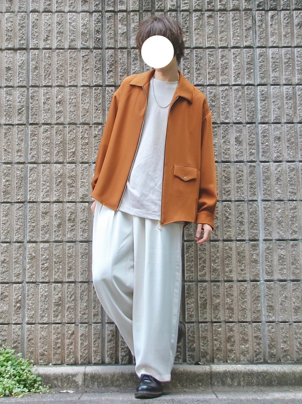 ブラウン系のシャツ/ブラウス、グレー系のTシャツ/カットソー、ベージュ系のスラックスを着用したメンズの秋コーディネートの1枚目の写真