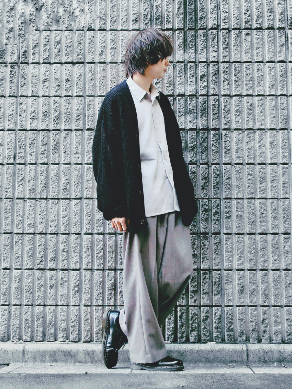 ブラック系のカーディガン/ボレロ、ベージュ系のシャツ/ブラウス、ベージュ系のスラックスを着用したメンズの秋コーディネートの1枚目の写真