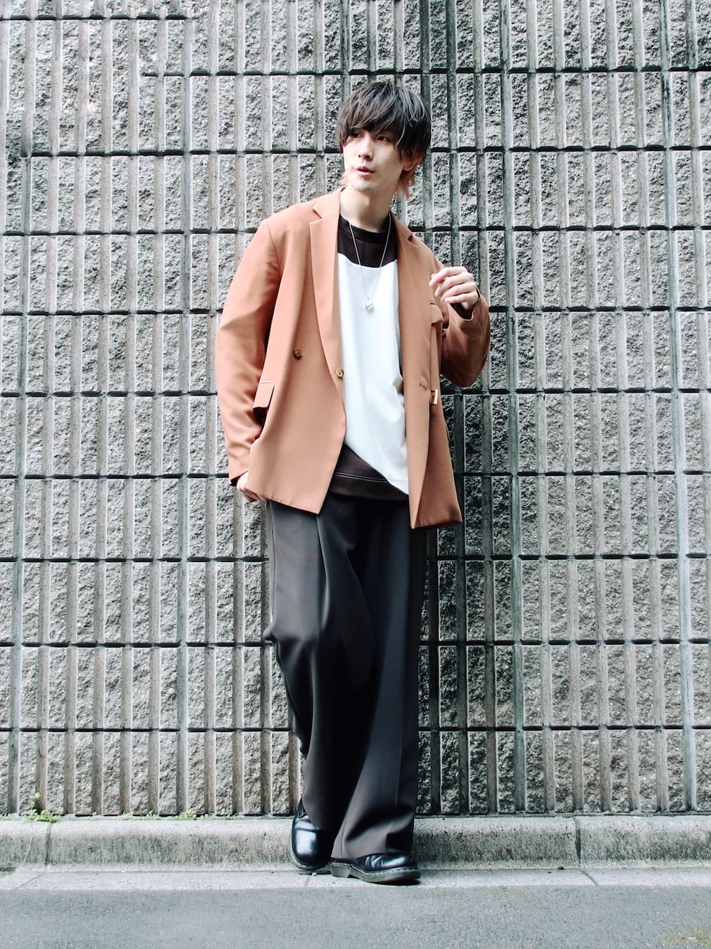 「シンプルコーデ、きれいめカジュアル、ジャケット、スラックス、ワイドパンツ、ワントーンコーデ、革靴、CULLNI、Dr.Martens、大人コーデ、ブラウン、シンプル」｜「Lui'sのアシメ切替ポンチスウェット（Tシャツ/カットソー、ブラウン系）」を使った、桜江しゅう さん（メンズ・180cm）の春コーディネートの1枚目の写真