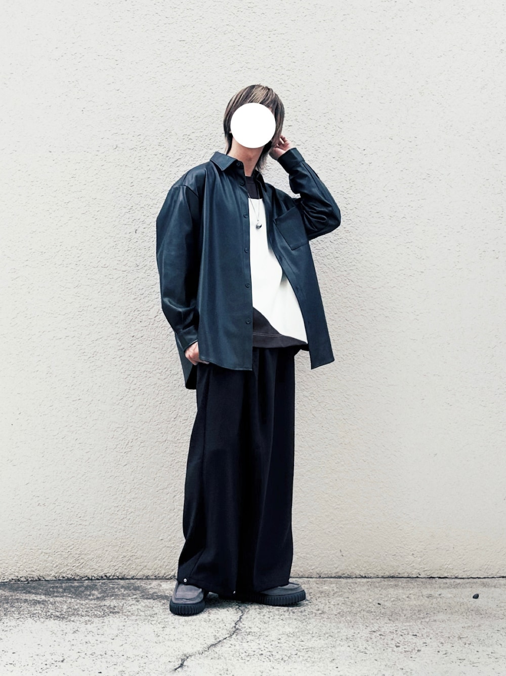 グレー系のモカシン/デッキシューズ、ブラック系のシャツ/ブラウス、ブラウン系のTシャツ/カットソーを着用したメンズの秋コーディネートの1枚目の写真